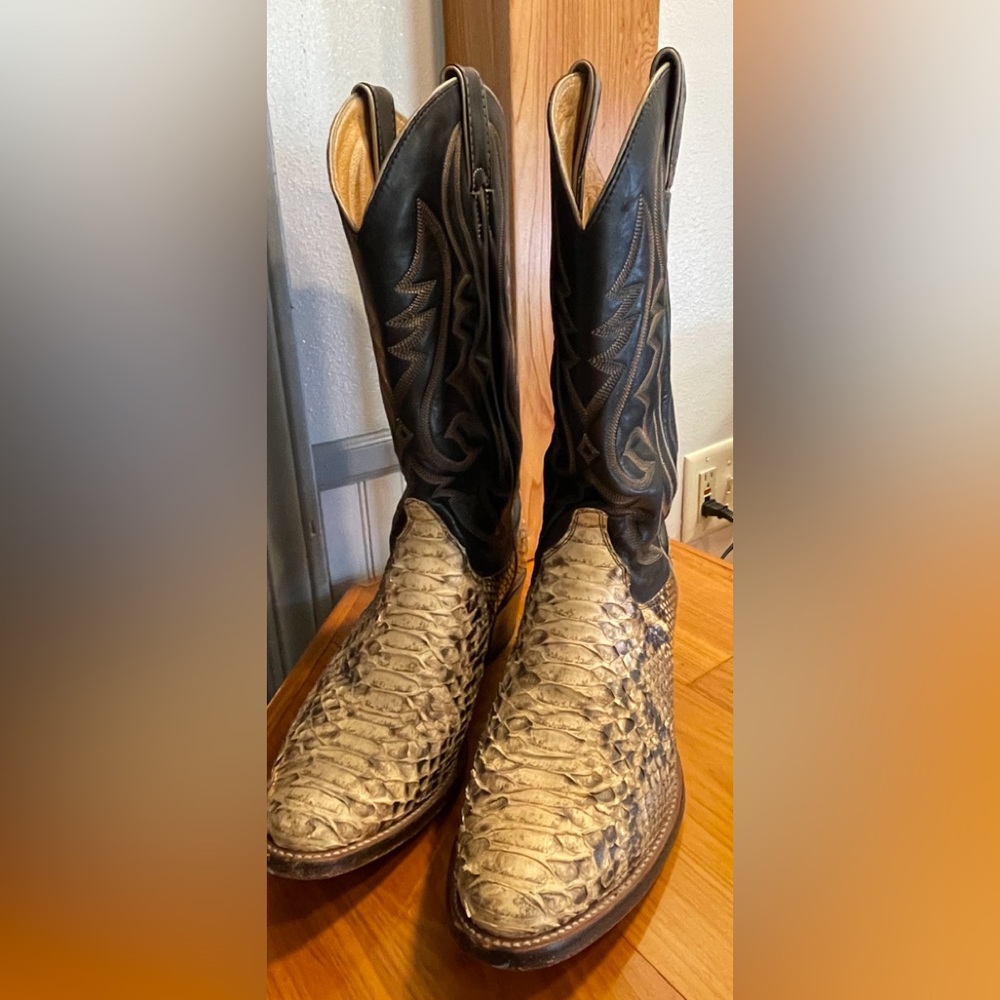 Justin men's snake cowboy boots - size 8.5 D.